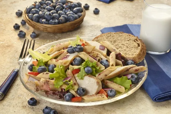 Pastasalat med blåbær, kylling og salatblade