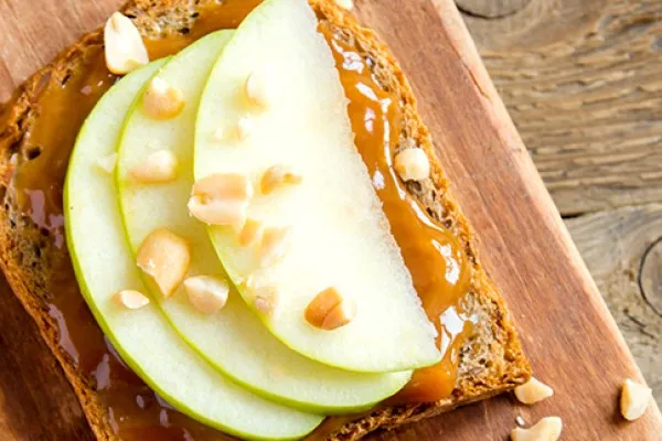 Peanutbutter- og frugtsandwich