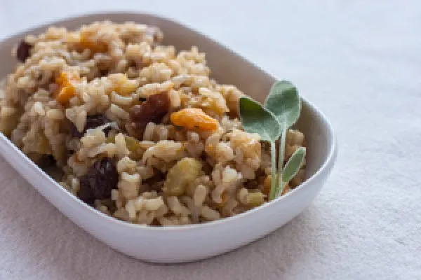 Pilaf med brune ris, salvie, valnødder og tørret frugt