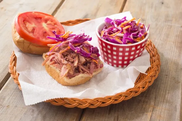 Pulled pork-sandwich med rødkåls- og gulerodsslaw
