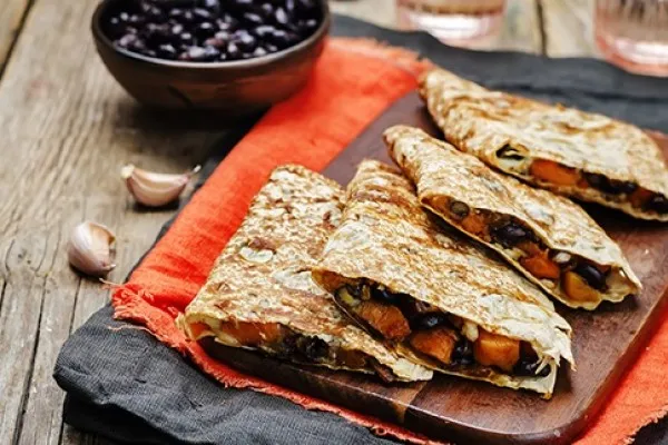 Quesadillas med sorte bønner og sød kartoffel
