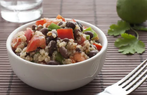 Quinoa- og sortbønnesalat
