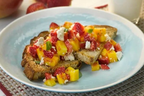 Ristet brød med jordbær, mango og feta