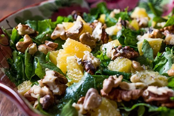 Salat med ananas, nødder og rosiner