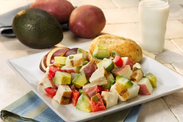 Salat med avocado, kartoffel og grillet kylling