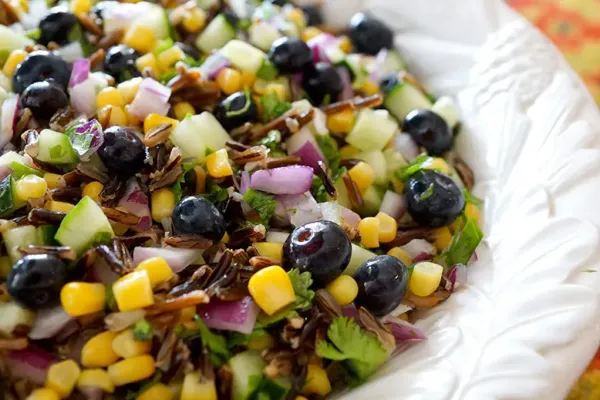 Salat med majs, blåbær og vildris