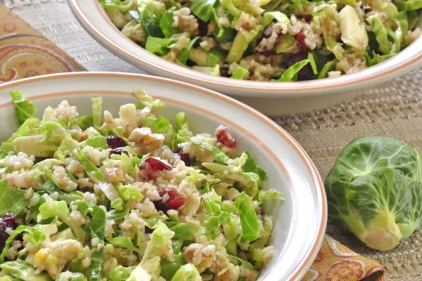 Salat med rosenkål, tranebær og bulgur
