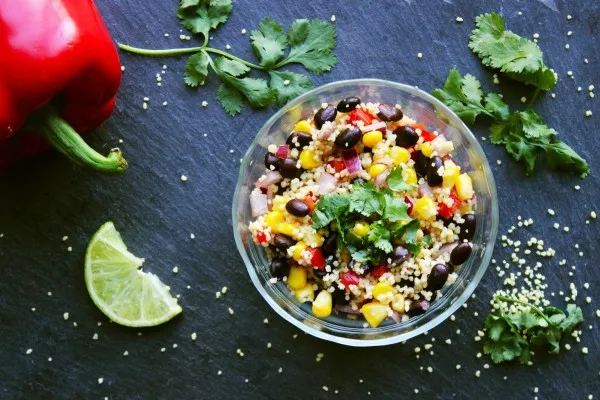 Salat med sorte bønner og couscous