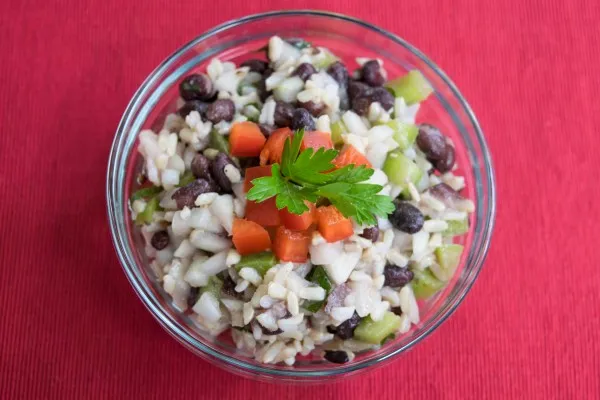 Salat med sorte bønner og ris