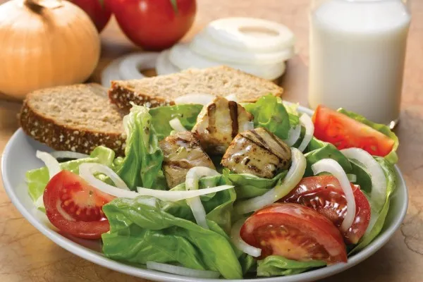 Salat med Vidalia-løg og tomat, med grillet tun