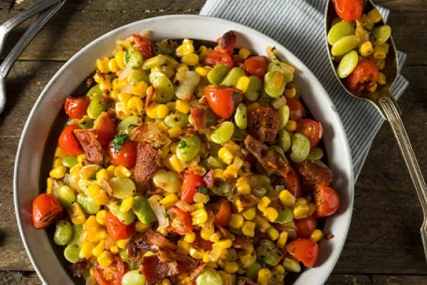 Salt og stærk succotash med hakket oksekød