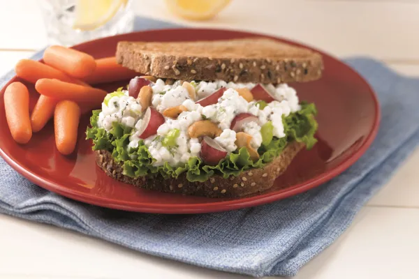 Sandwich med drue- og cashewsalat