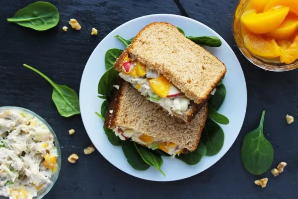 Sandwich med kylling- og ferskensalat