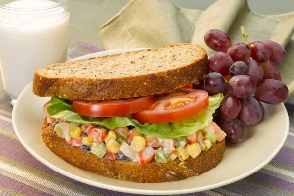Sandwich med rejekonfettisalat og druer