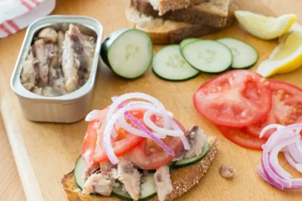 Sandwich med sardin, agurk og tomat