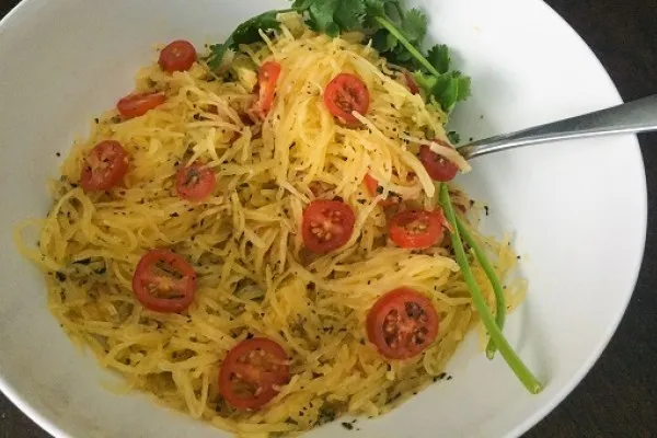 Spaghettisquash med tomater, basilikum og parmesan