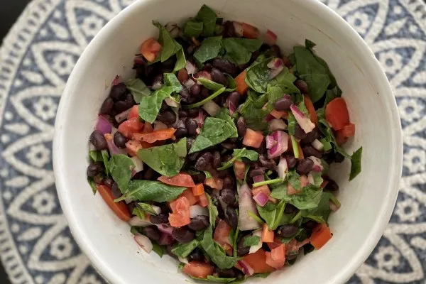 Spinat- og sortebønnesalat