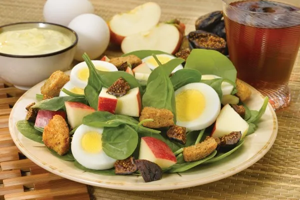 Spinatsalat med æbler og æg