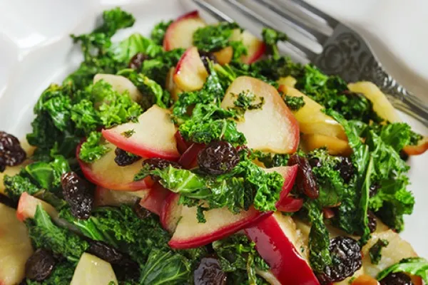 Spinatsalat med æbler og rosiner