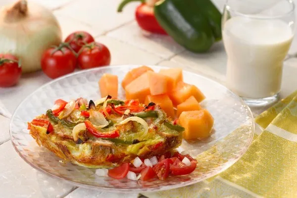 Strata med peberfrugt og Vidalia-løg og frisk salsa