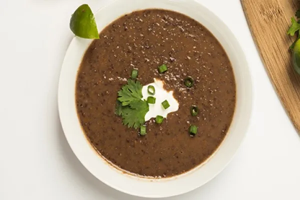 Sund suppe med sorte bønner