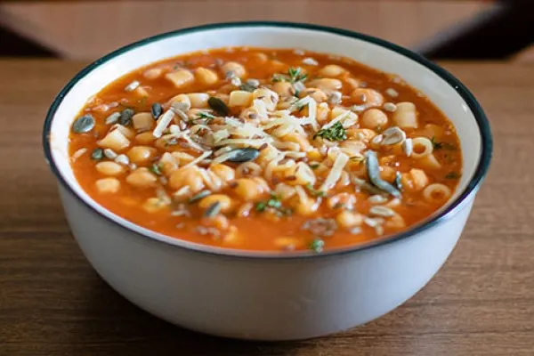 Suppe med makaroni og kikærter