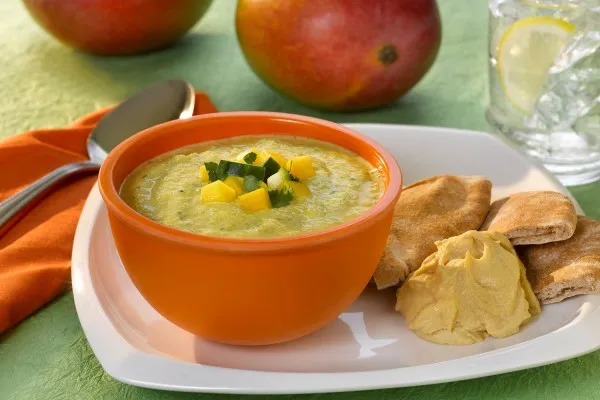 Suppe med mango og agurk