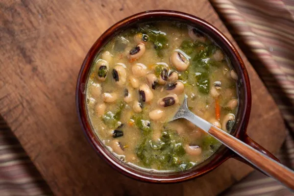 Suppe med sorteøjebønner og bladkål