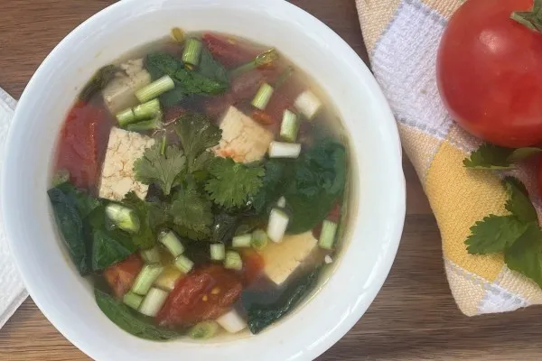 Suppe med tofu, tomat og spinat