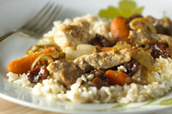 Svinekødsgryde fra slowcooker over brune ris