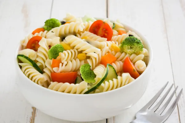 Syrlig sprød pastasalat med grøntsager