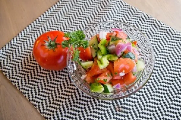 Tomat- og agurkesalat