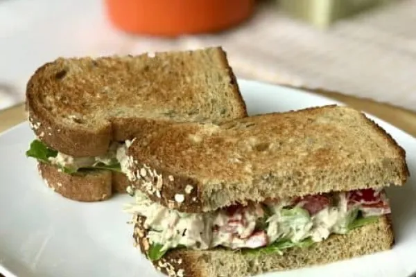 Tun- og grøntsagssandwich til skovturen
