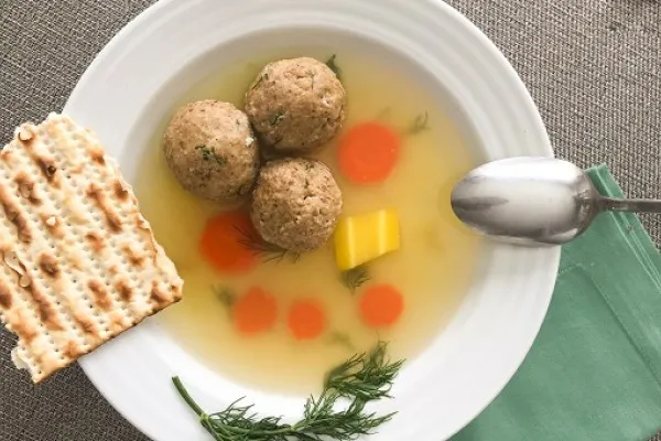 Vegetarisk suppe med matzoboller